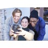 Trois amis regardent l’écran arrière d’un Instax SQ10, photo 581 du catalogue