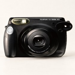 Fujifilm Instax Wide 210 noir proposé en location