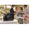 Instax Wide 210 noir et tirage montré aux invités d’un cocktail