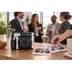 Instax Wide 300 noir et argent lors d’un événement d’entreprise