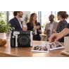 Instax Wide 300 noir et argent lors d’un événement d’entreprise