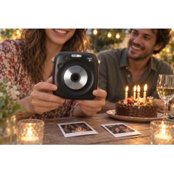 Fujifilm Instax SQ10 tenu entre les mains pendant un anniversaire