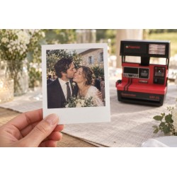 Tirage Polaroid 600 tenu en main avec le Supercolor 645 CL rouge en arrière-plan