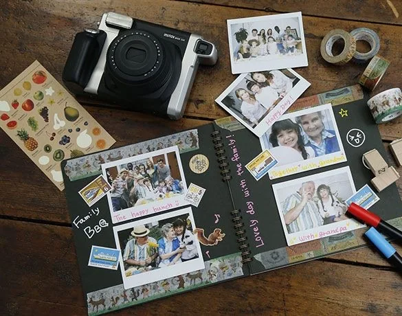 Album de souvenirs, feutres et masking tapes
