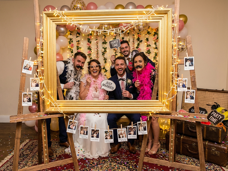 Photobooth mariage avec cadre dore et accessoires