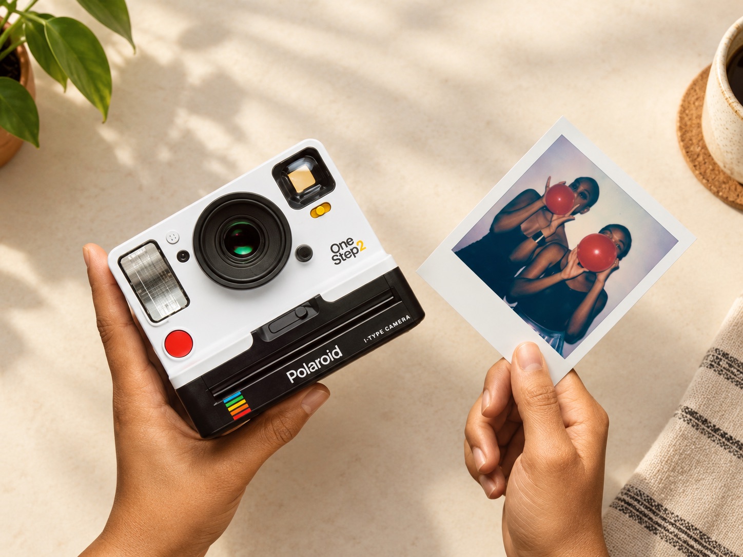 Un appareil Polaroid OneStep 2 et une photo instantanée